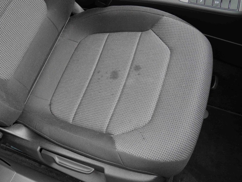 So entfernen Sie Wasserflecken aus einem Autositz aus Stoff